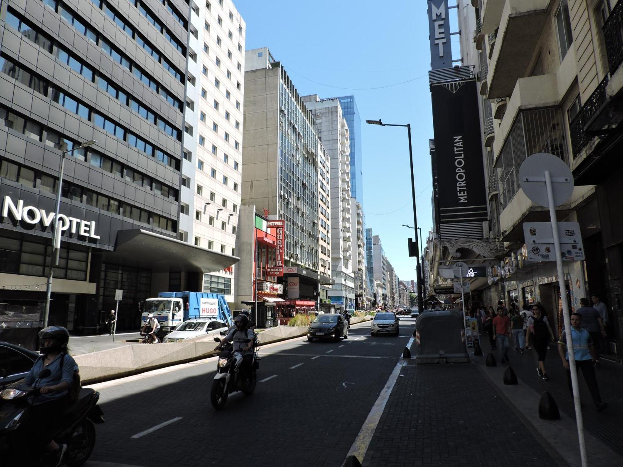 4 Ventanales Sobre La Avenida Corrientes Lägenhet Buenos Aires Exteriör bild